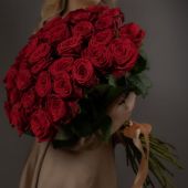 Купить 31 красная роза, высота 1 метр с доставкой в город Домодедово: цена заказать